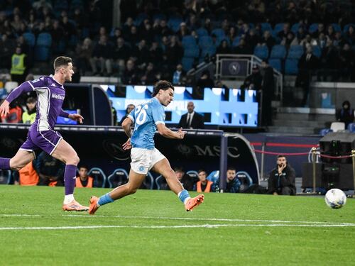 Serie A, il Napoli piega 2-1 una coriacea Fiorentina ma che fatica
