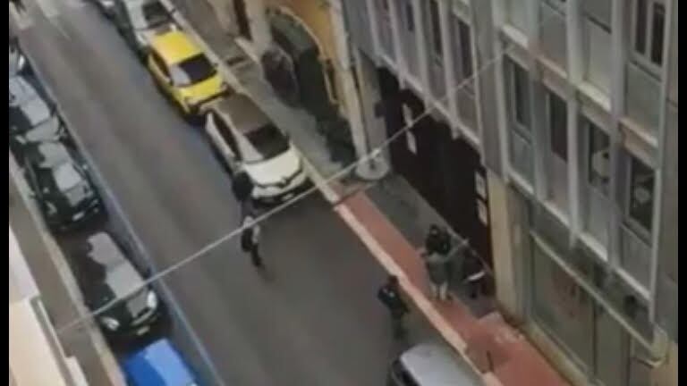 Bari, cittadini senza soldi si scagliano contro la banca chiusa