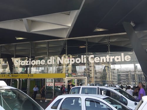 Colpito alla gola dai ladri rom: "Ora rischia danni permanenti"