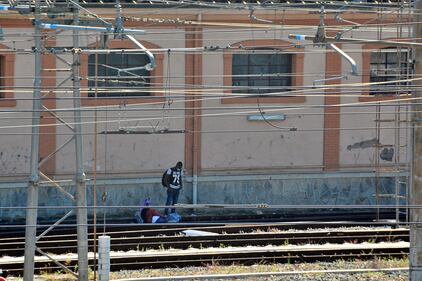 I migranti di accampano sui binari della ferrovia a Ventimiglia 5