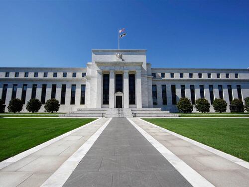La Fed mantiene stabili i tassi d'interesse. Stime crescita raddoppiate