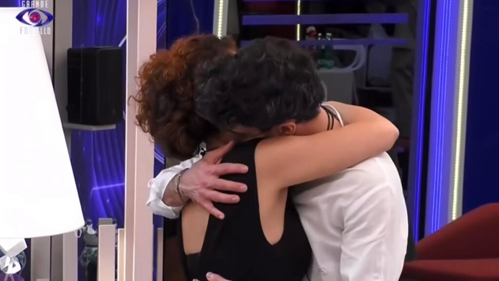 Grande Fratello 2023, scatta ancora la passione tra Garibaldi e Beatrice Luzzi