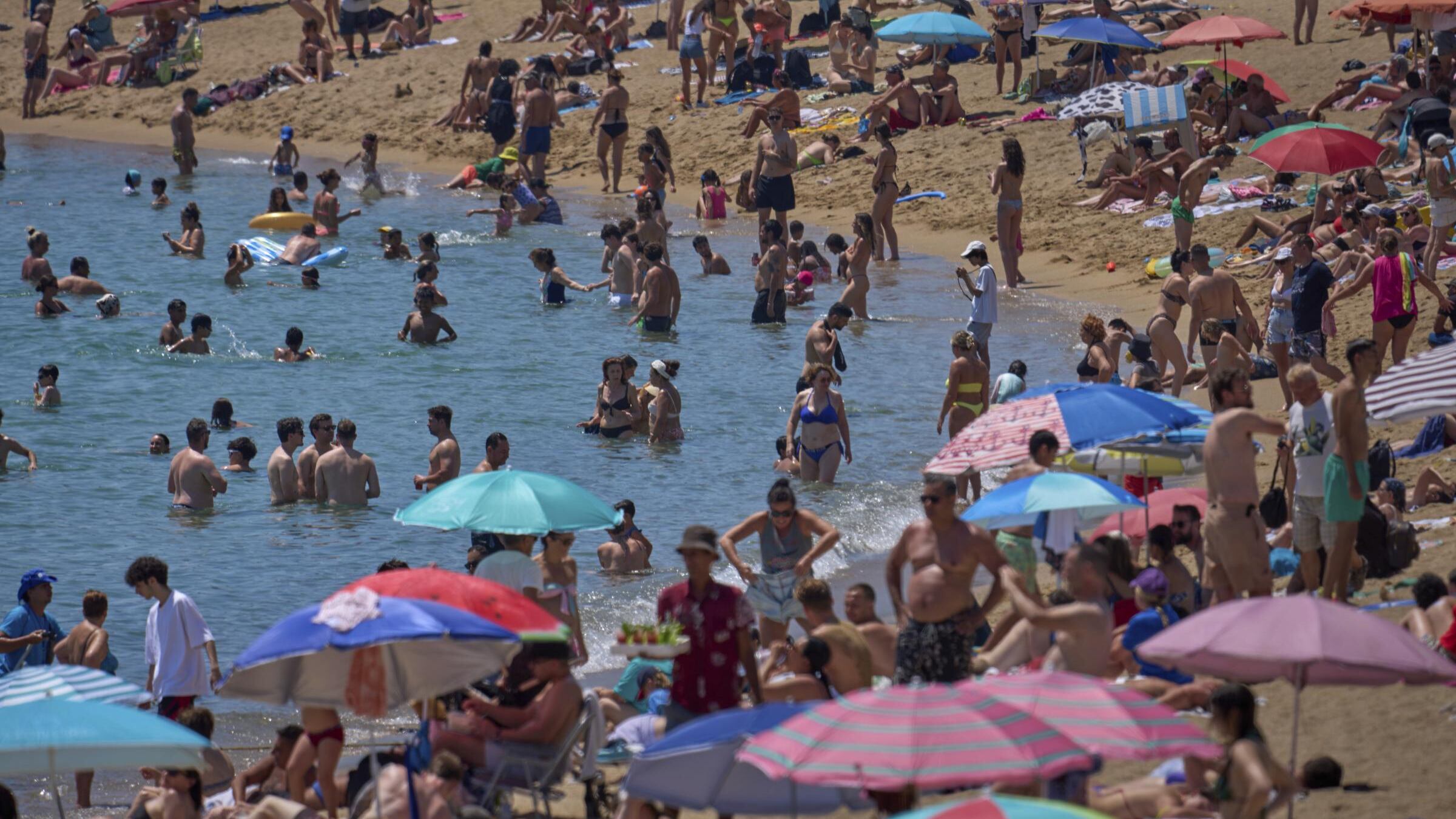 Overdose da vitamina D alle Baleari, 16 persone all'ospedale. Quali sono i rischi