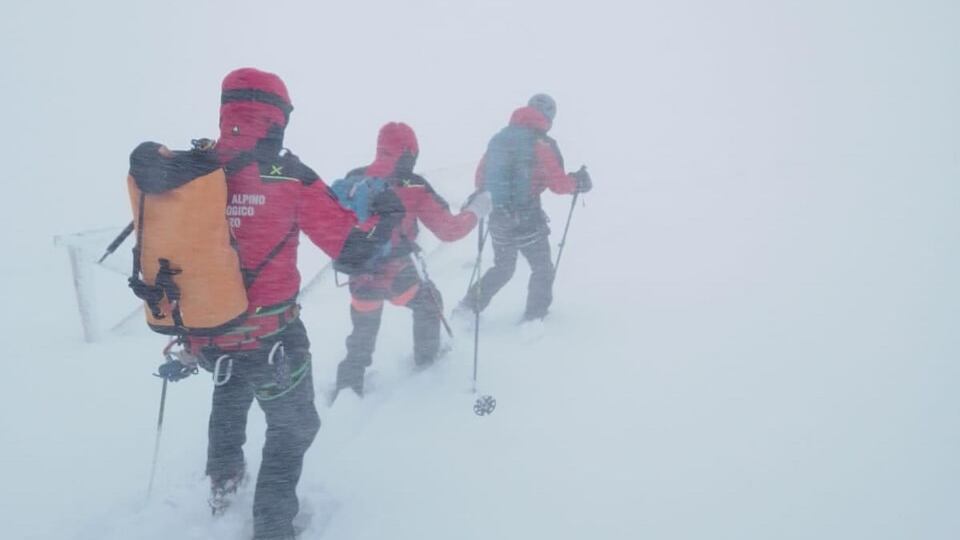 Alpinisti bloccati a 2.700 metri sul Gran Sasso, il maltempo blocca i soccorsi: come stanno