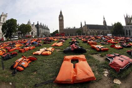 I giubbotti salvagenti dei rifugiati interrogano la politica inglese 3