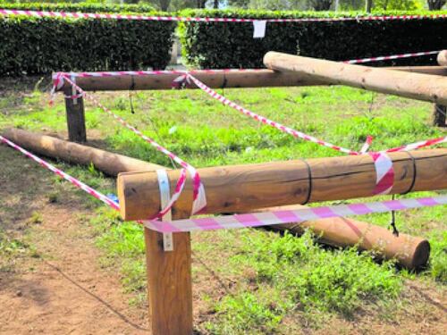 Grave bimbo schiacciato da una trave in un parco