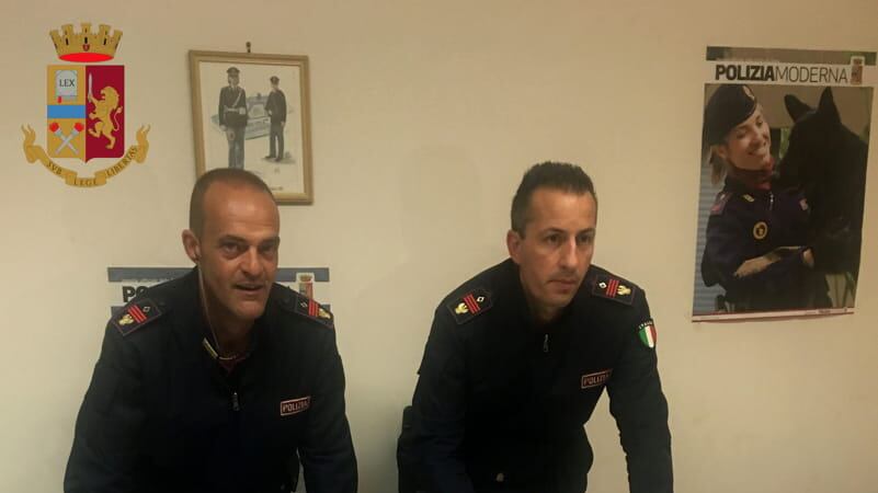 Roma, un arsenale di armi e soldi in casa: arrestati padre e figlio