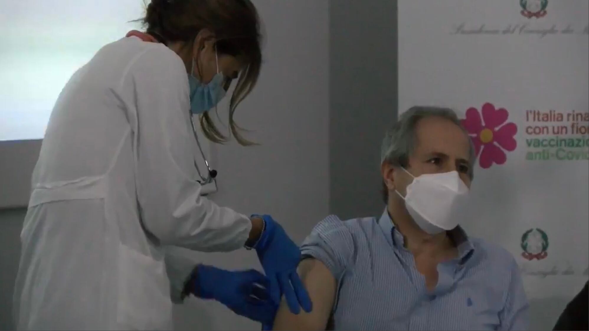 Andrea Crisanti si vaccina in diretta: "Momento di testimoniare la svolta, è un vaccino innocuo"