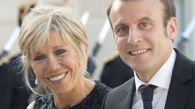 Francia, il ministro Macron con la sua compagna: la prof del liceo