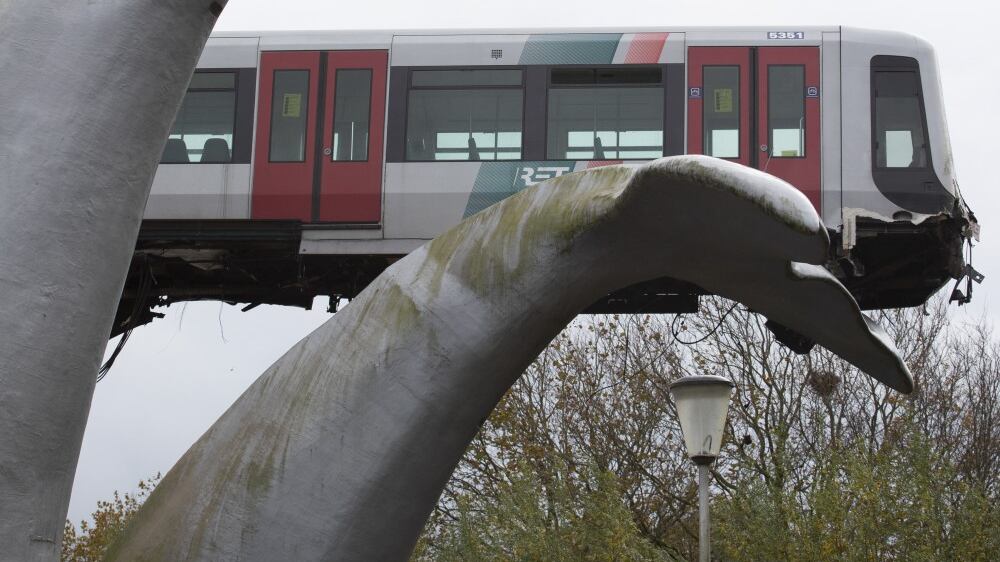 La statua di una balena salva una metro dal precipizio