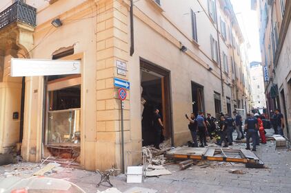 Bologna, esplosione in centro: sventrato un ristorante giapponese 1
