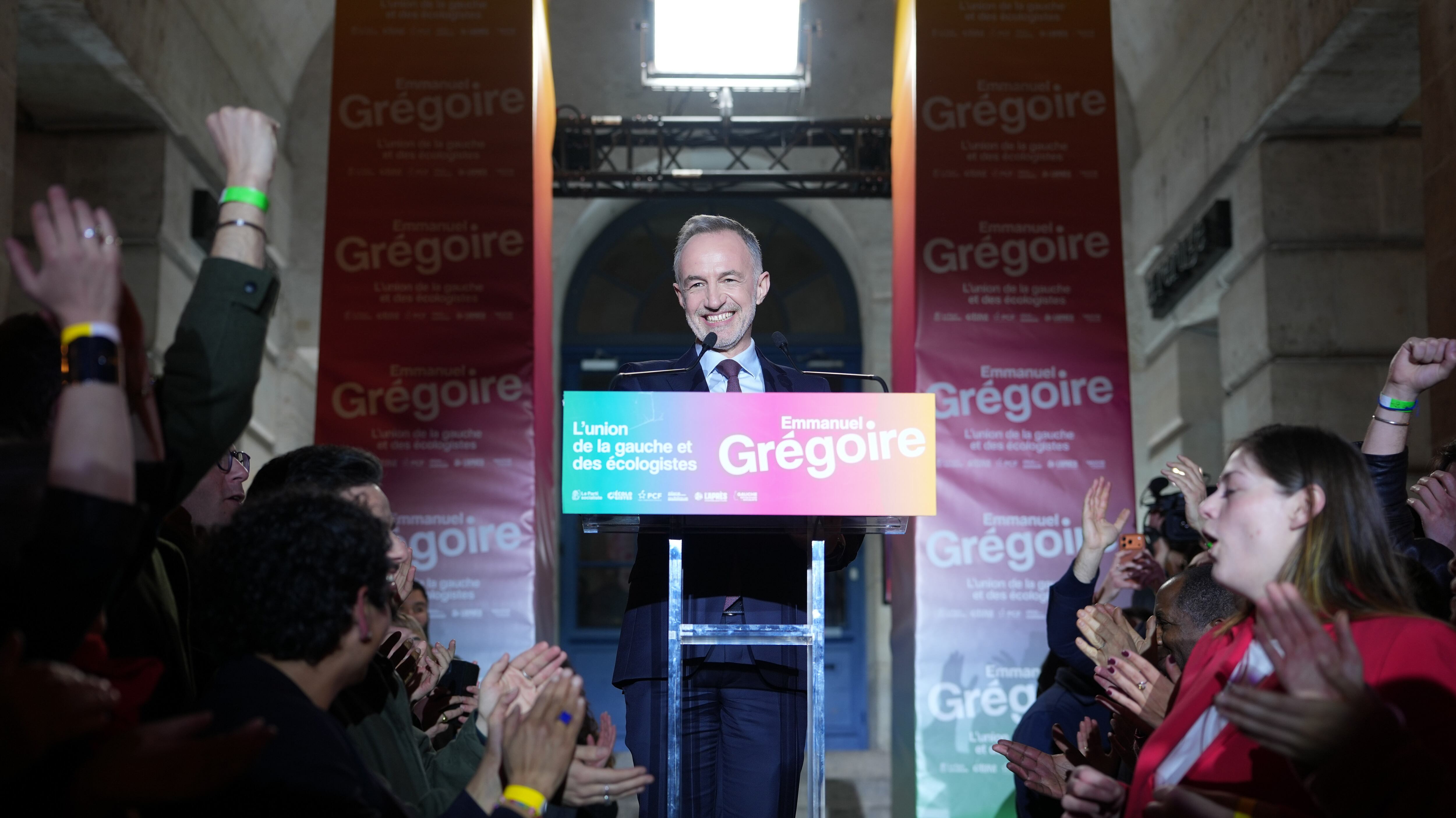 I socialisti tengono Parigi e Marsiglia (senza Mélenchon). Le Pen esulta al Sud