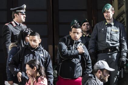 Occupano la basilica di piazza del Popolo: "Mai con Salvini" 6