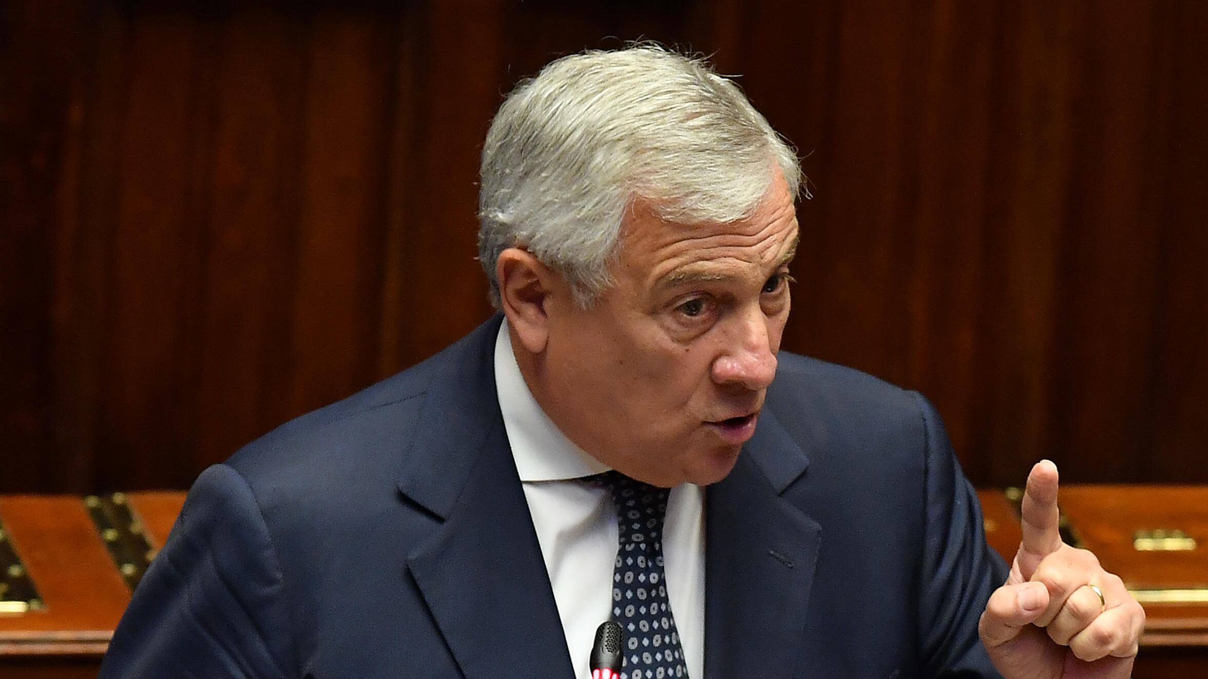 "Prezzolato dalla propaganda israeliana". I vergognosi insulti dei 5S a Tajani