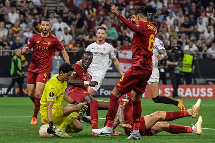 Europa League, la Roma cede al Siviglia dopo i calci di rigore: le immagini più belle 18