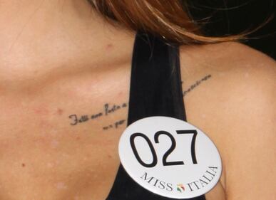 Dante tatuato sul seno di Miss Italia 1