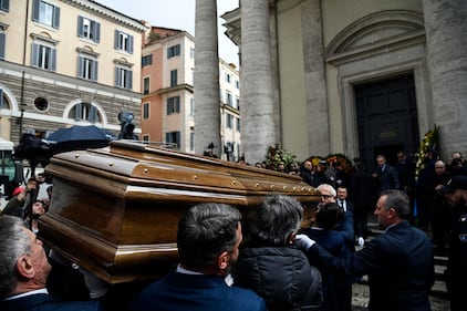 La famiglia, gli amici, i vip: il mondo della tv saluta Costanzo 3