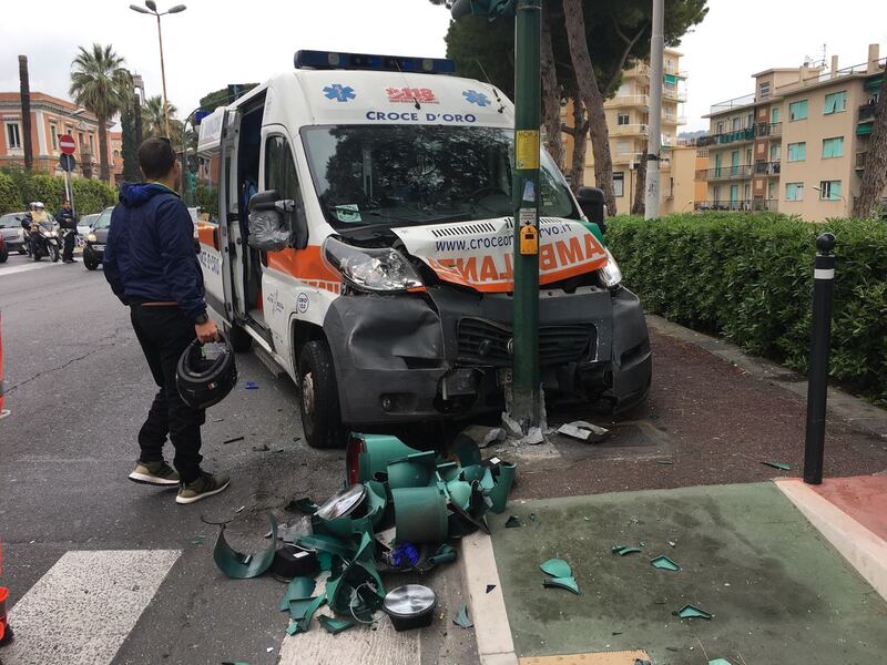Imperia, ambulanza si schianta contro un palo 5