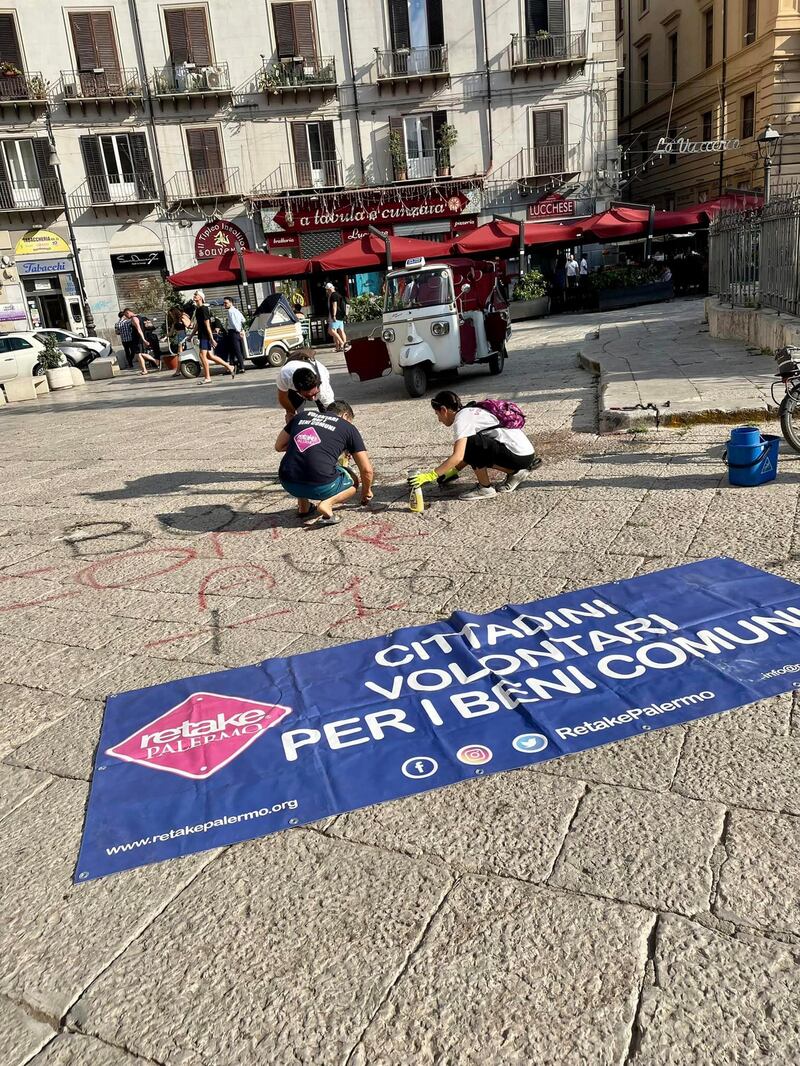 Sporcato il pavimento davanti la tomba di Falcone 2