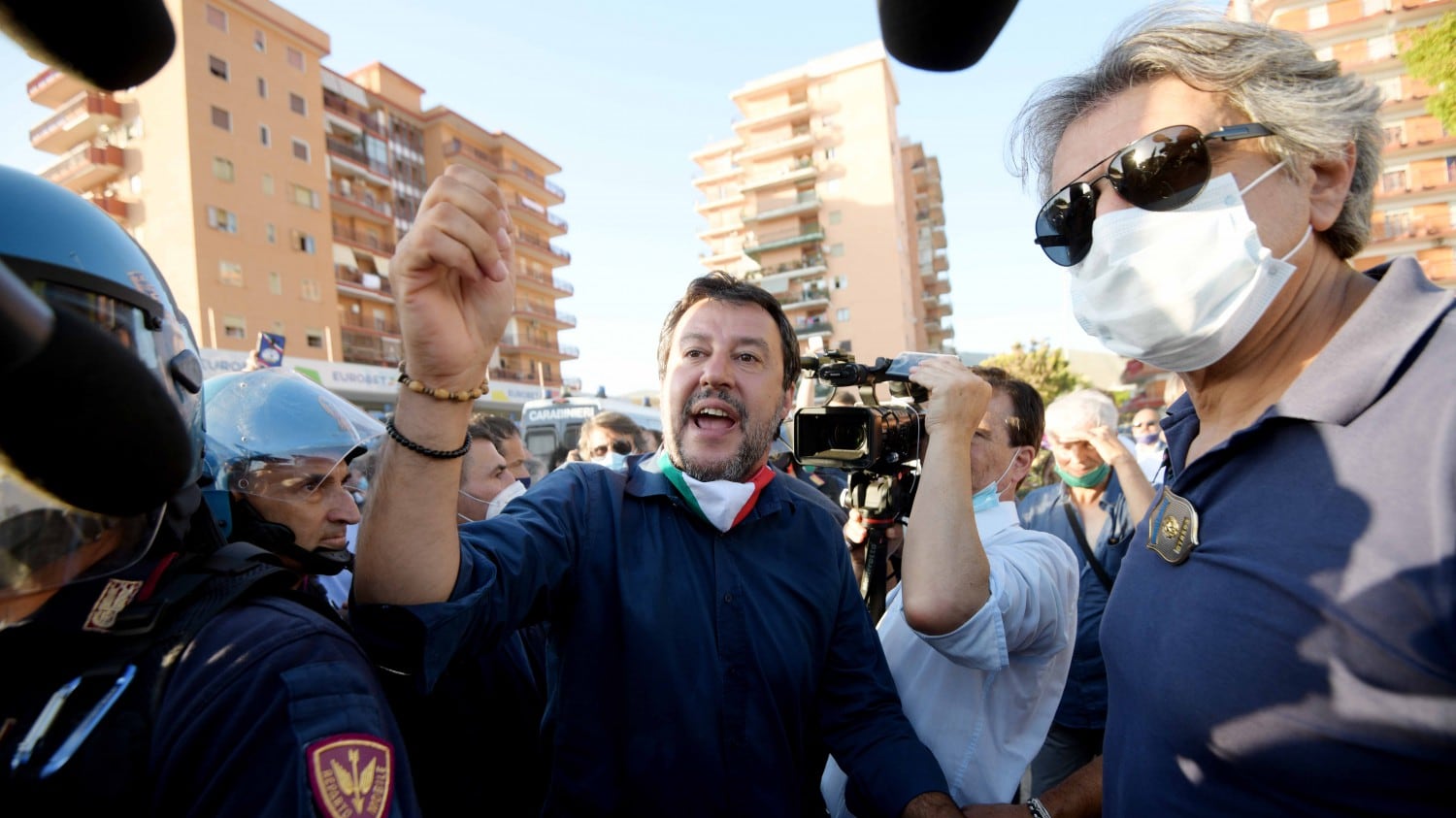 Salvini a Mondragone: sassi e cariche