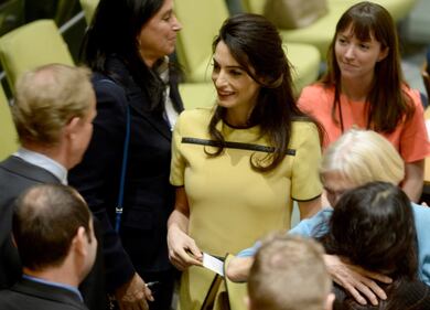 Amal Clooney con il "pancino" all'evento contro l'Isis 32