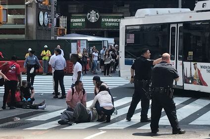 Auto travolge i pedoni a Times Square 3