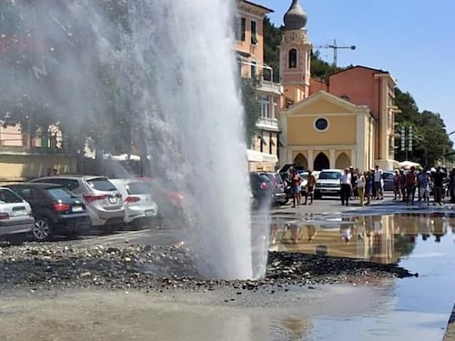 Imperia, esplode tubatura: geyser e cittadini a senz'acqua