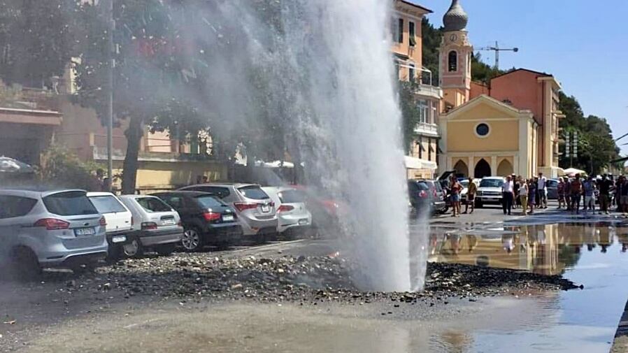 Imperia, esplode tubatura: geyser e cittadini a senz'acqua