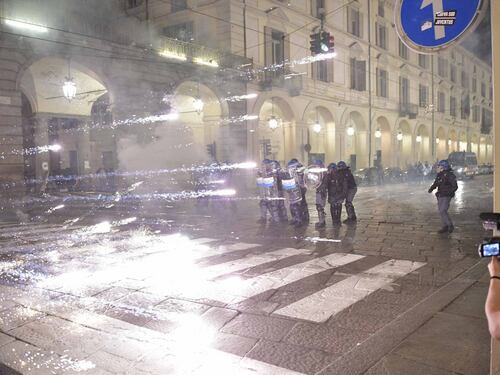 G7, guerriglia urbana a Torino