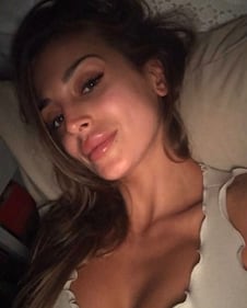 Cristina Buccino, la scollatura è hot 12