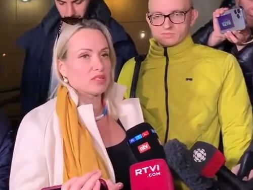 La protesta, la scomparsa e il tribunale: le ultime ore della giornalista russa anti-Putin