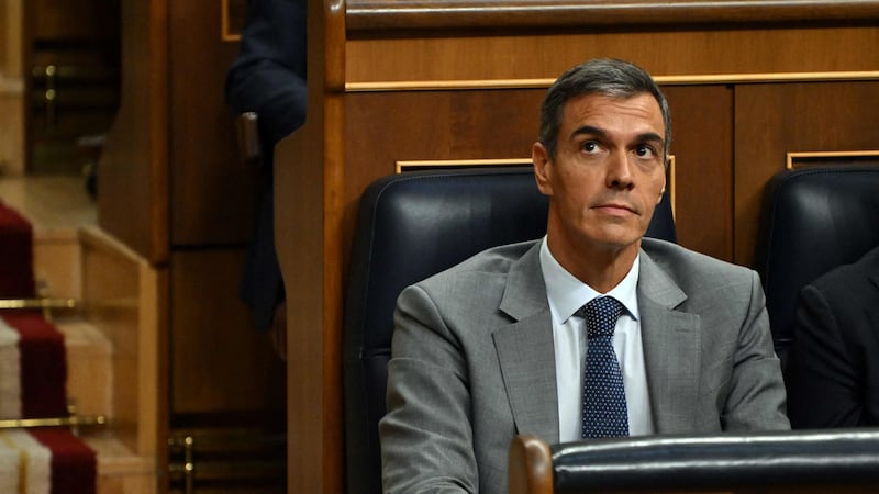 Sconfitto Sánchez: bocciati i decreti sulla casa. Trema la legislatura e si valuta il voto anticipato. Rabbia dei manifestanti