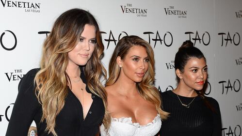 Kim e Khloe Kardashian, sfida di lati b 19
