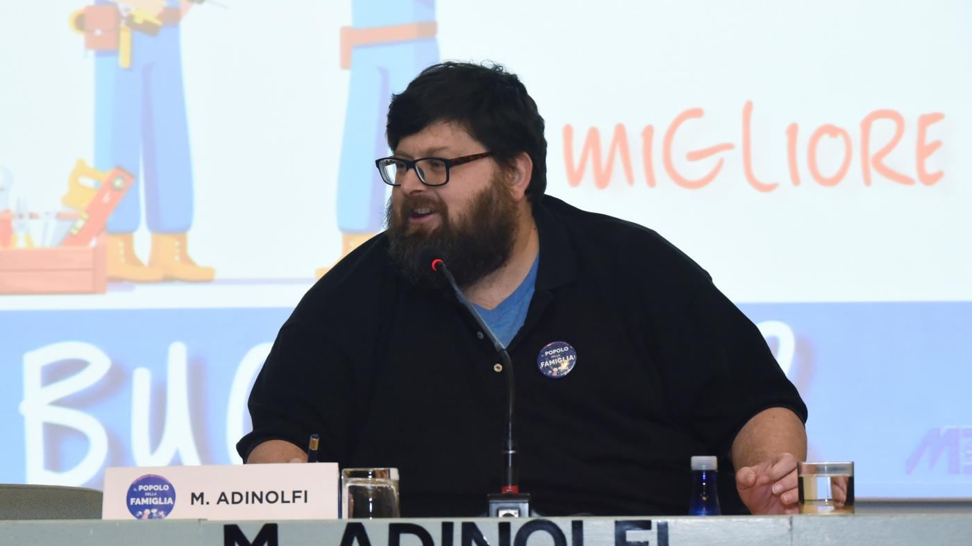 Adinolfi rompe il silenzio dai domiciliari: "Sono innocente, vivo da monaco. Vogliono vedermi nel fango"