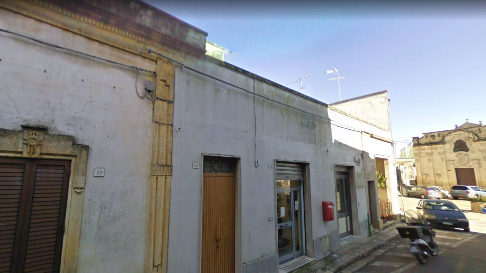 La sua pratica alle Poste è bloccata, un anziano si presenta col fucile
