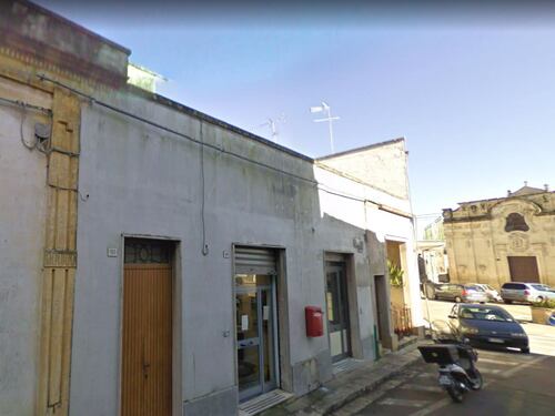 La sua pratica alle Poste è bloccata, un anziano si presenta col fucile