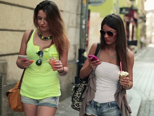 Smartphone walking, una nuova sindrome pericolosa per la sicurezza