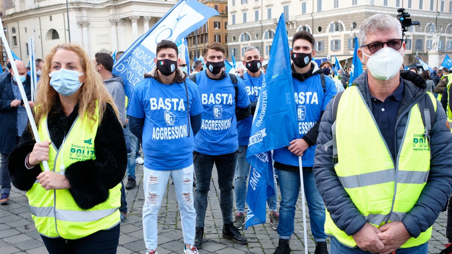 L'ira degli agenti in piazza. "Otto aggressioni al giorno"