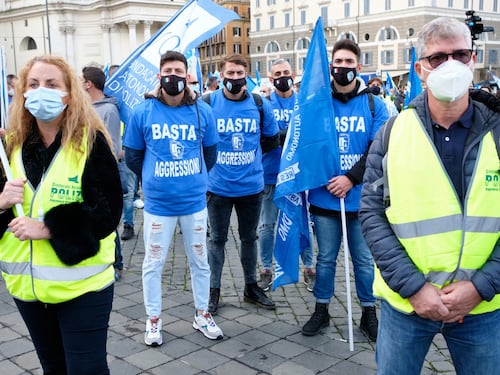 L'ira degli agenti in piazza. "Otto aggressioni al giorno"