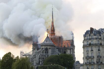 Parigi, la cattedrale di Notre Dame in fiamme 3