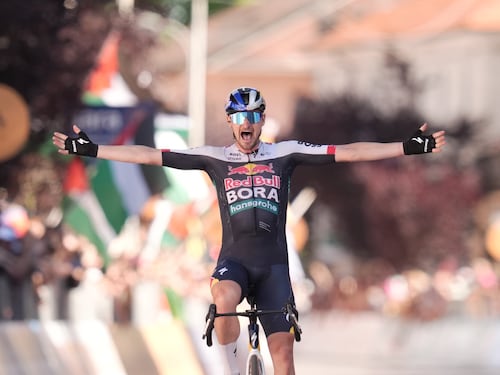 Giro d’Italia, a Cesano Maderno vince Denz. Del Toro ancora in rosa