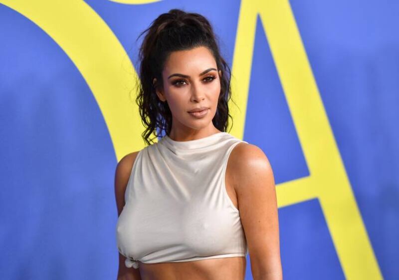 Kim Kardashian sexy in piscina 8