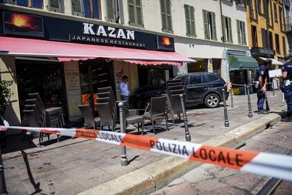 Milano, Suv si schianta contro un ristorante 1