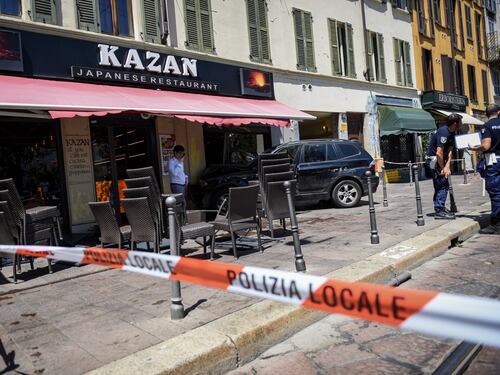 Milano, Suv si schianta contro un ristorante