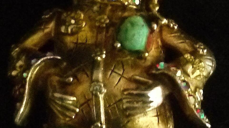 Diabolik ed Eva Kant vanno in scena alla mostra dei bijoux FICTION Furti rocamboleschi e regali d'autore nello spazio di Largo Augusto
