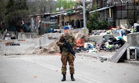 Roma, i militari all'ingresso del campo rom di via Salviati 2