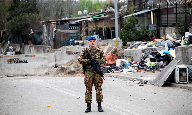 Roma, i militari all'ingresso del campo rom di via Salviati 2