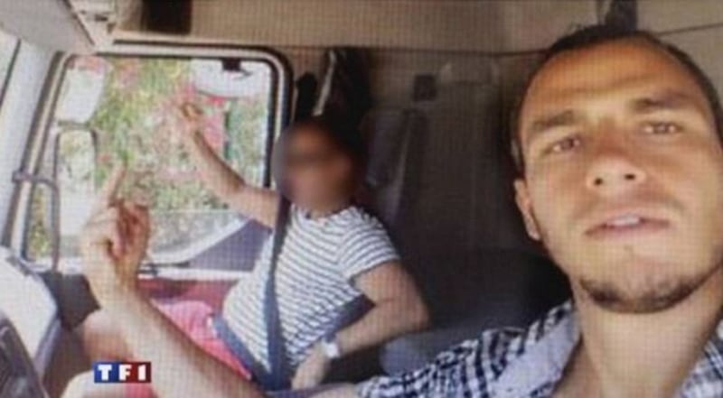 Il terrorista di Nizza e le foto col camion 1