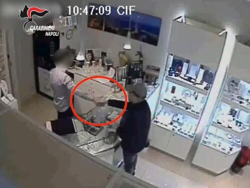L'orefice stringe la mano al rapinatore