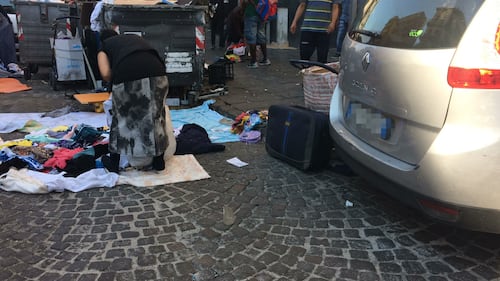 Venditori di "monnezza" a Napoli: Polizia li sgombera, ma tornano dopo 10 minuti 5